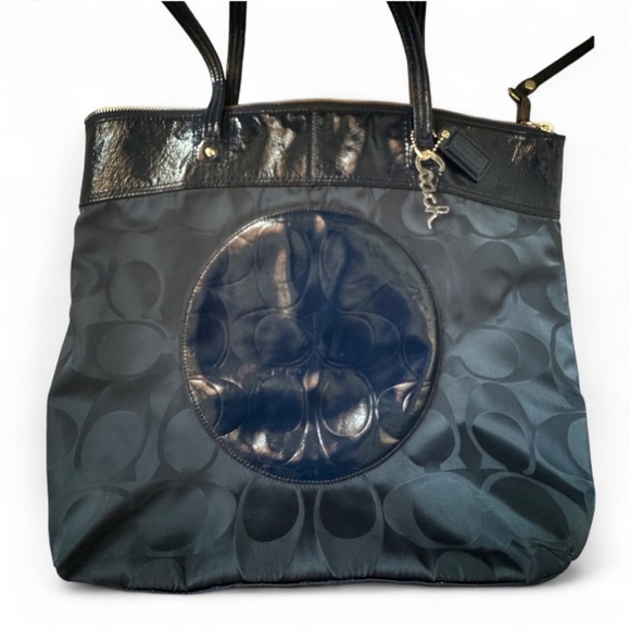 Coach Handbags - Vintage Coach Laura signature print
Large tote bag in Navy Blue